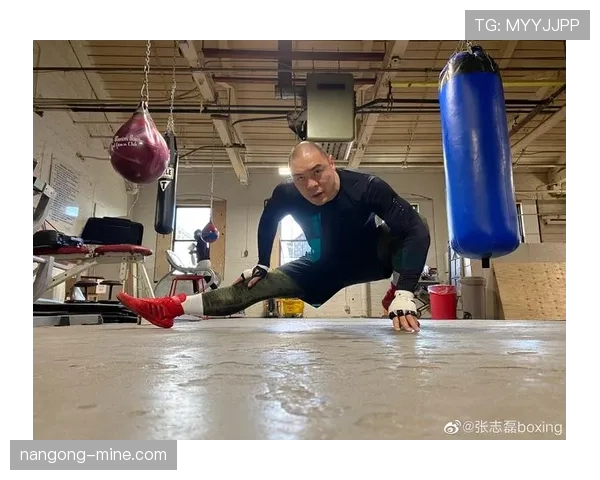 张志磊训练完直接拎两袋蛋白粉去接孩子放学，校门口妈妈们眼神都直了