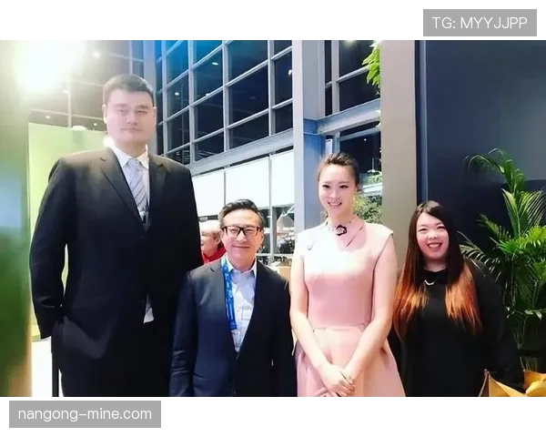 姚明球场上像巨人，生活中竟然这么宠娃，真是不一般啊